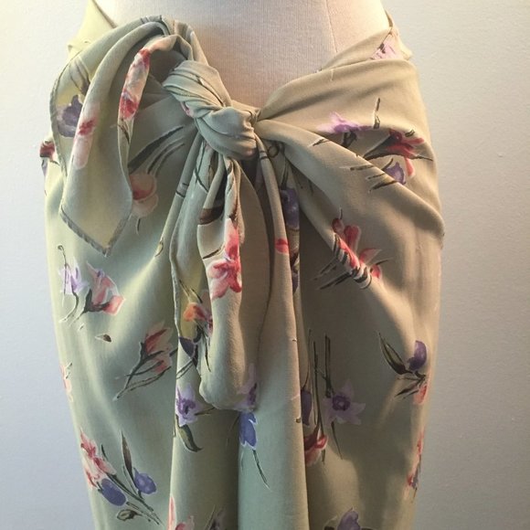 🌸 Elevate Your Wardrobe with the Todd Thompson Green Floral Faux Wrap Skirt! 🌸 - Picture 11 of 13